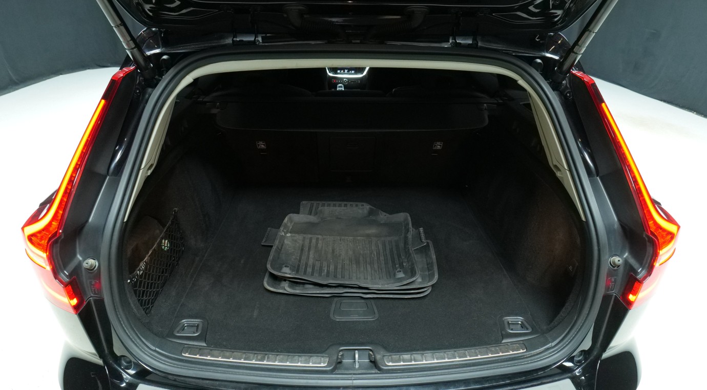 Esittelykuva Volvo V60 kevythybridiautosta.