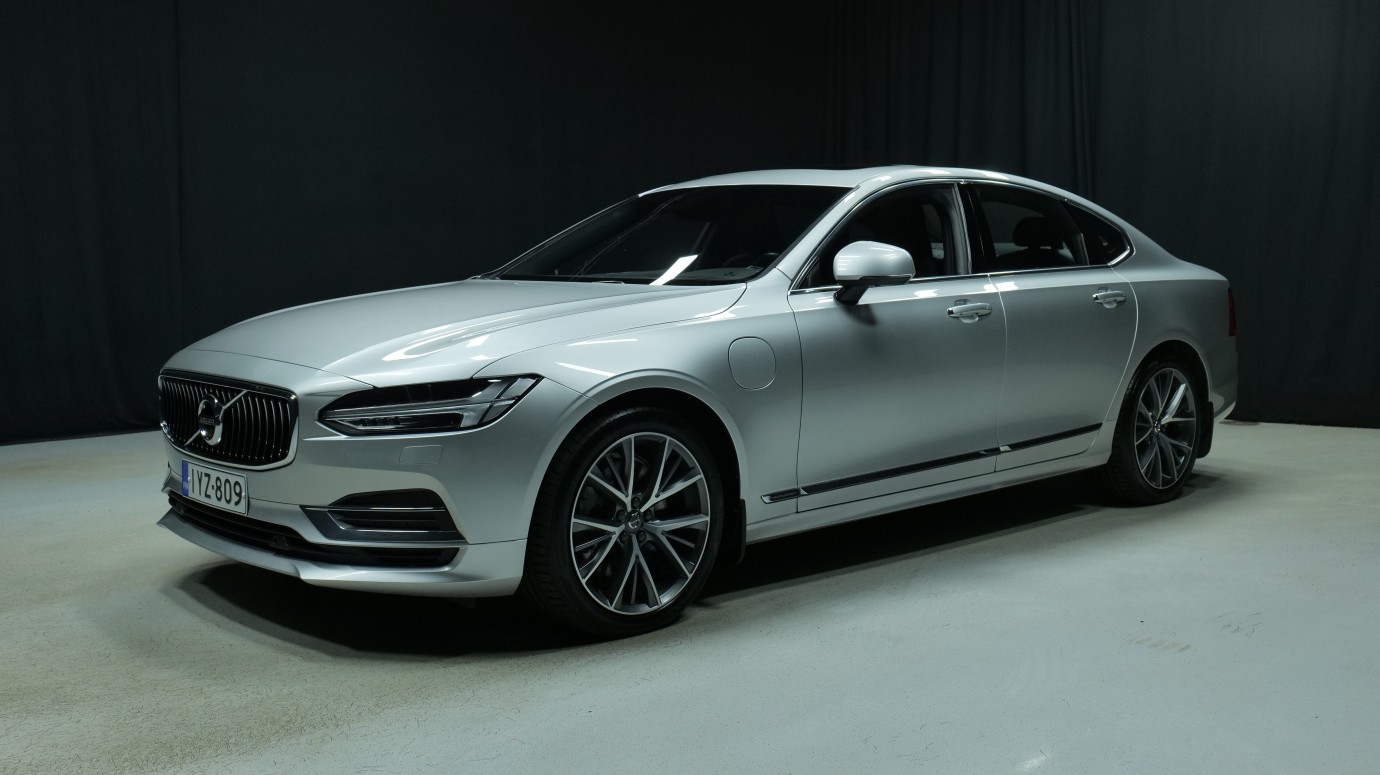 Esittelykuva Volvo S90 kevythybridiautosta.