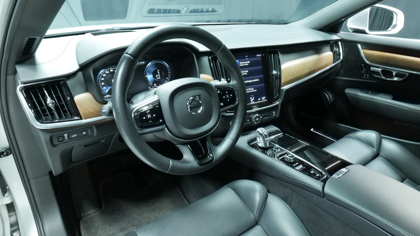 Esittelykuva Volvo S90 kevythybridiautosta.