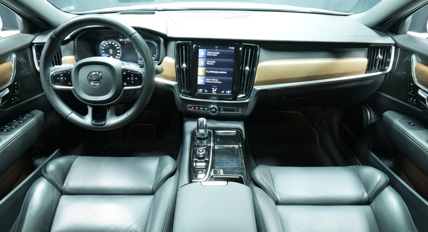 Esittelykuva Volvo S90 kevythybridiautosta.
