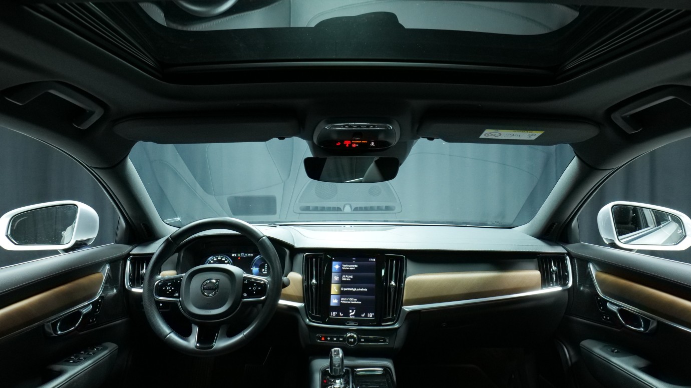 Esittelykuva Volvo S90 kevythybridiautosta.