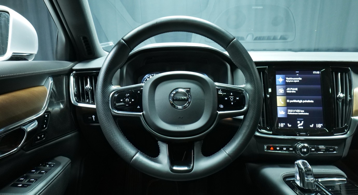 Esittelykuva Volvo S90 kevythybridiautosta.