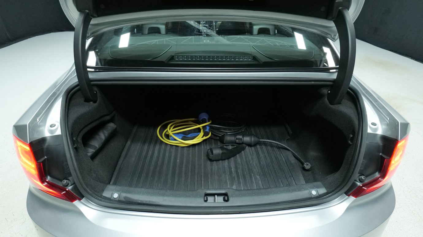 Esittelykuva Volvo S90 kevythybridiautosta.