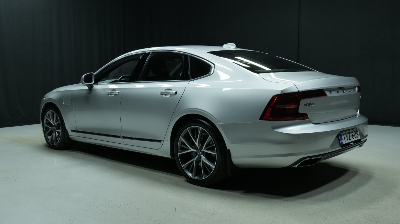 Esittelykuva Volvo S90 kevythybridiautosta.