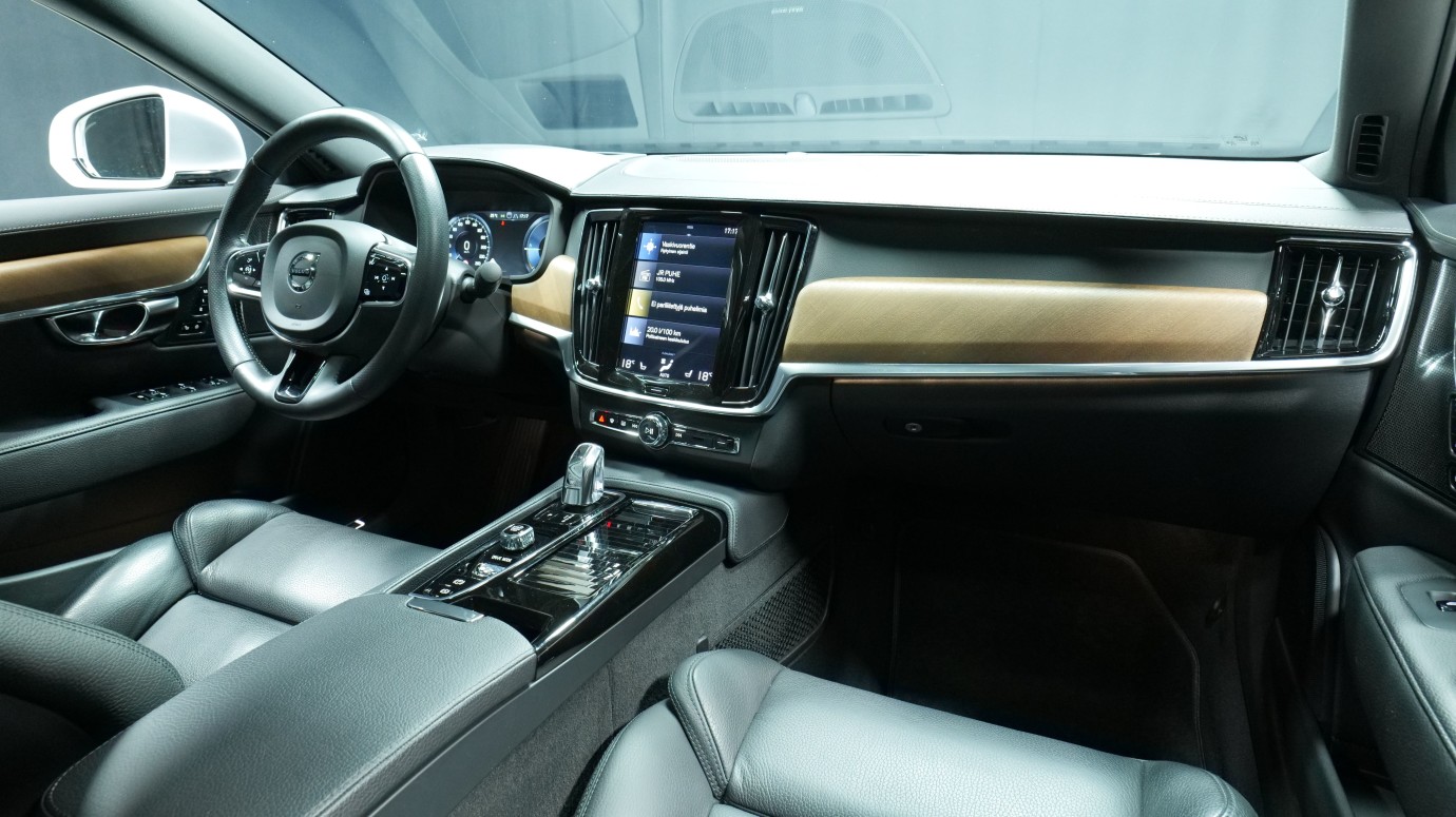 Esittelykuva Volvo S90 kevythybridiautosta.