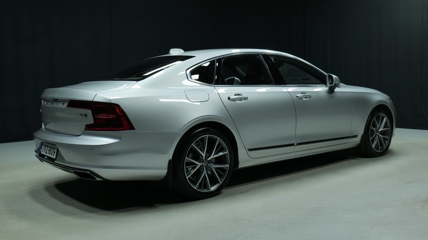 Esittelykuva Volvo S90 kevythybridiautosta.