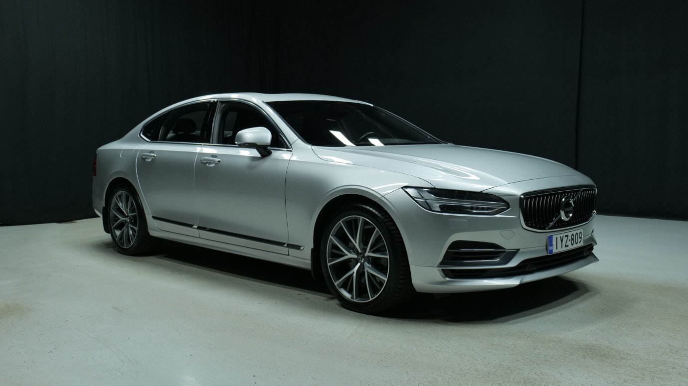 Esittelykuva Volvo S90 kevythybridiautosta.