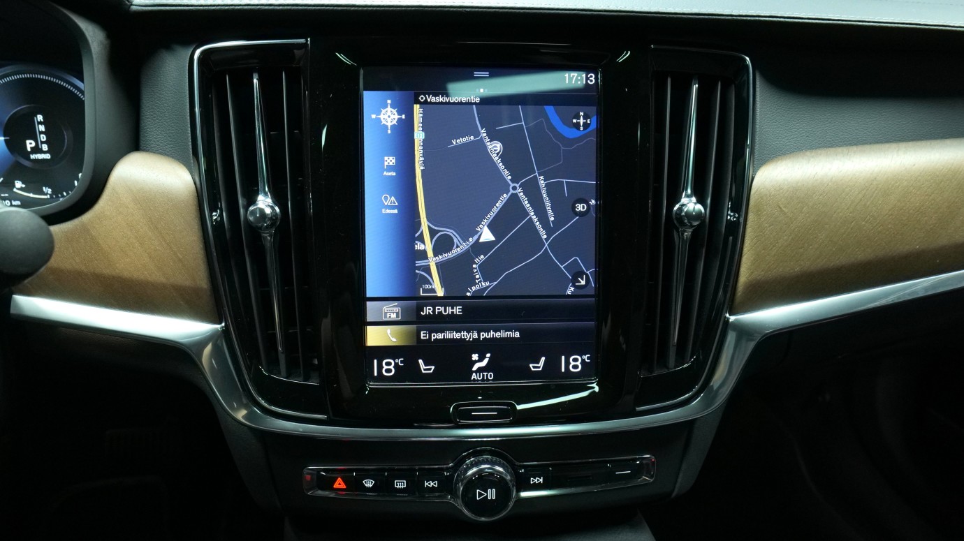 Esittelykuva Volvo S90 kevythybridiautosta.