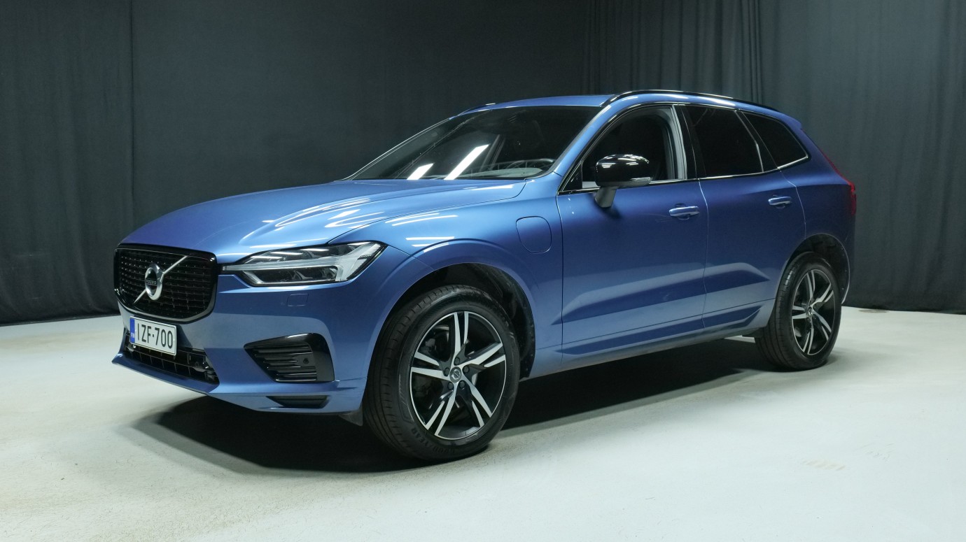 Esittelykuva Volvo XC60 kevythybridiautosta.