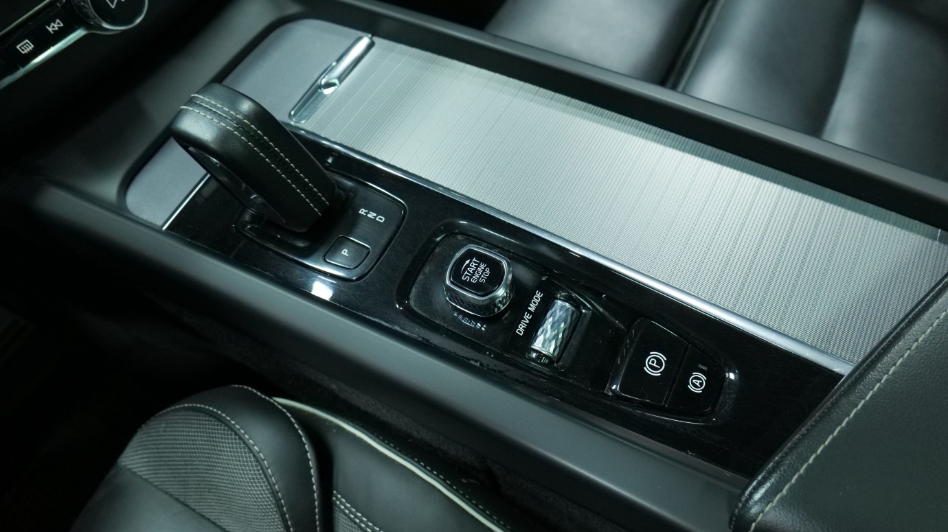 Esittelykuva Volvo XC60 kevythybridiautosta.