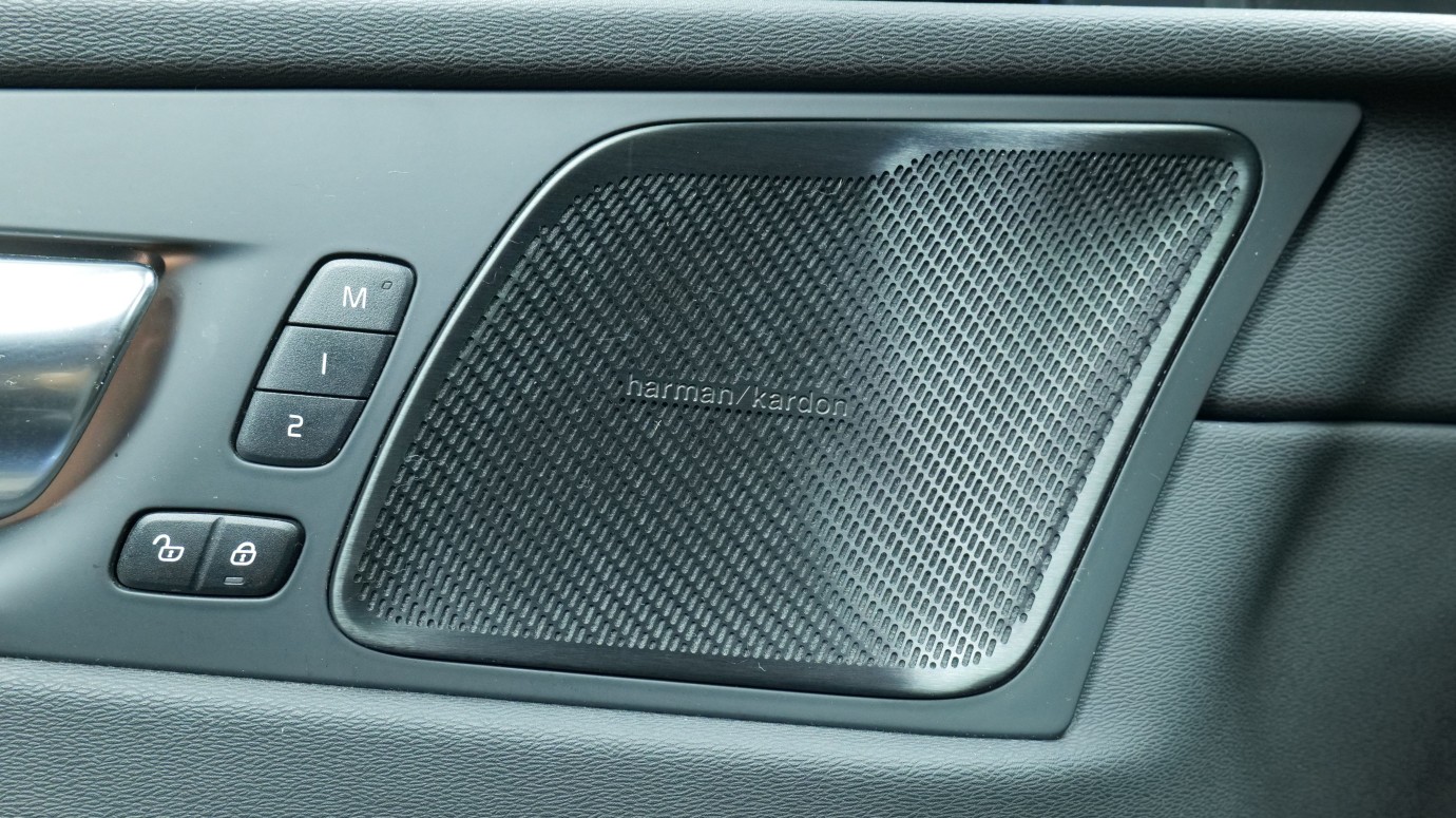 Esittelykuva Volvo XC60 kevythybridiautosta.