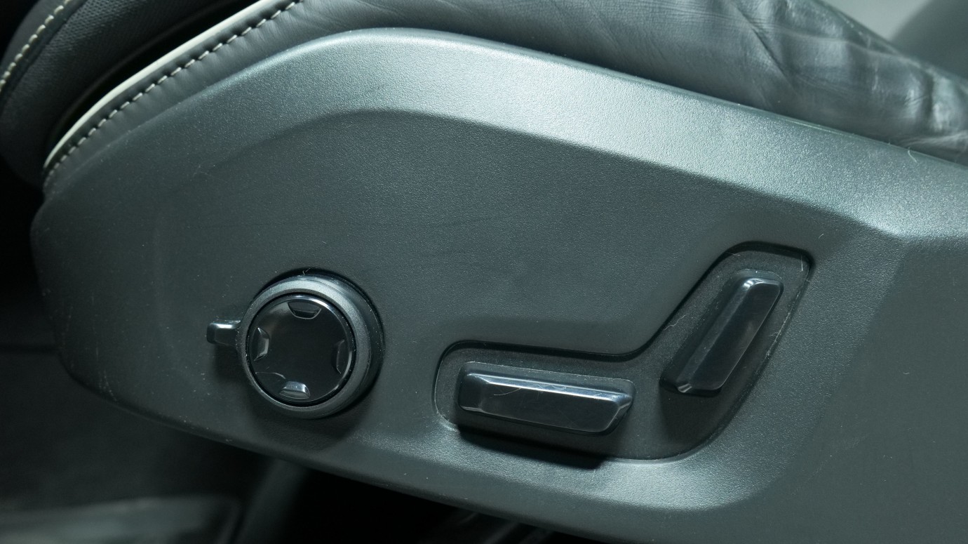 Esittelykuva Volvo XC60 kevythybridiautosta.