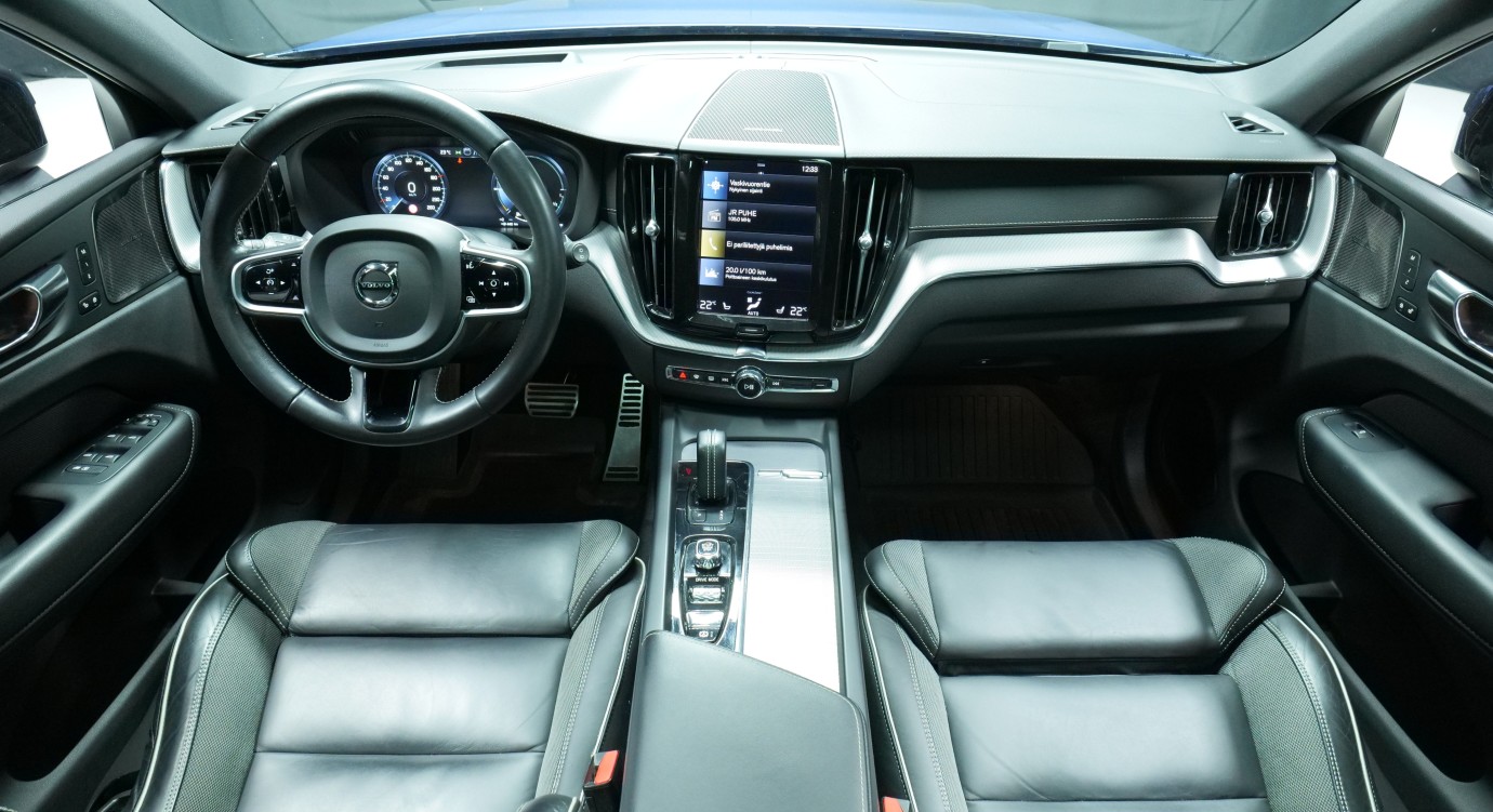 Esittelykuva Volvo XC60 kevythybridiautosta.