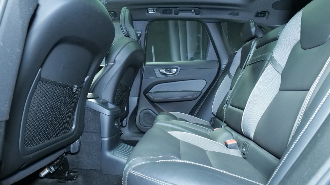 Esittelykuva Volvo XC60 kevythybridiautosta.