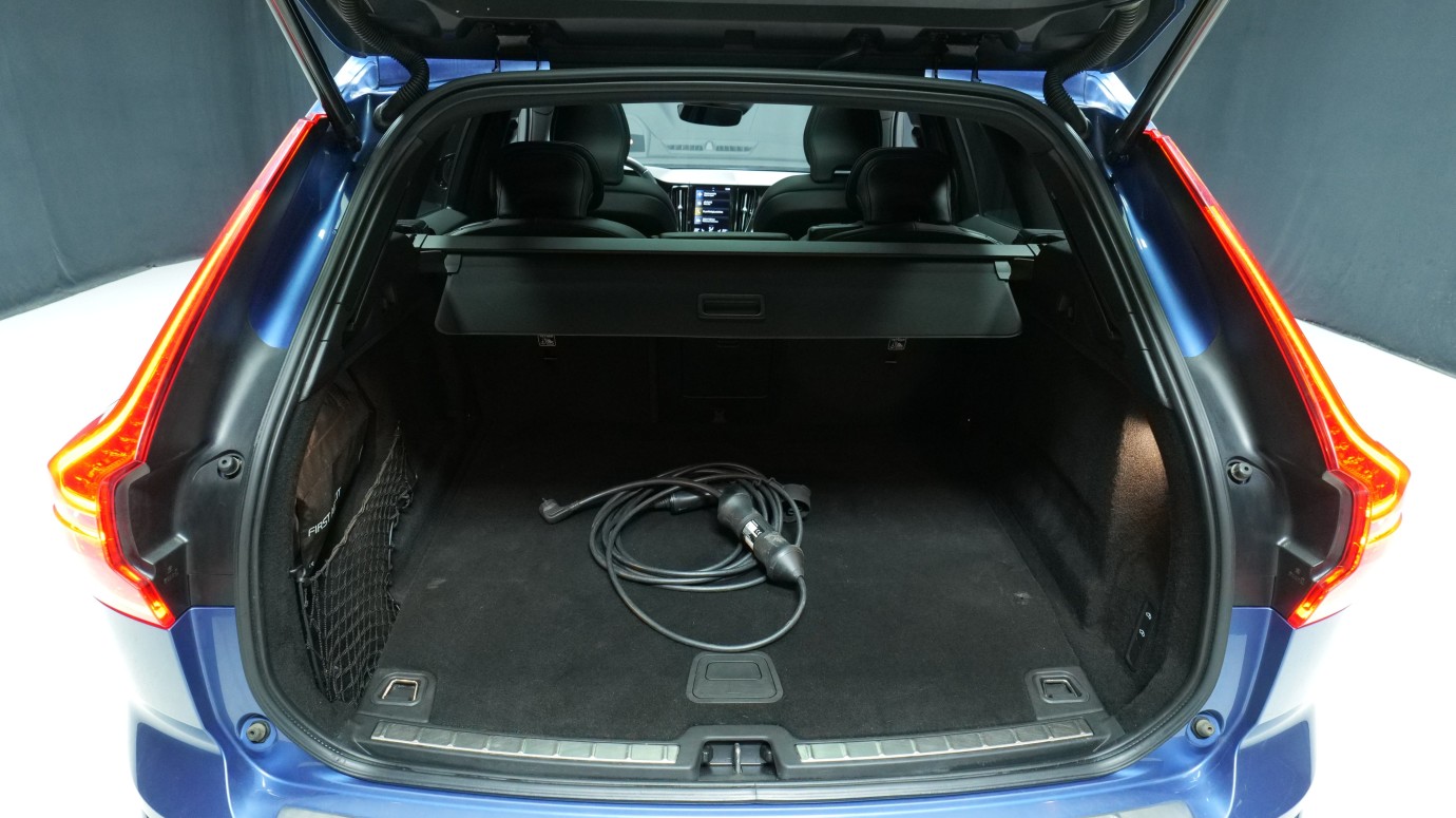 Esittelykuva Volvo XC60 kevythybridiautosta.