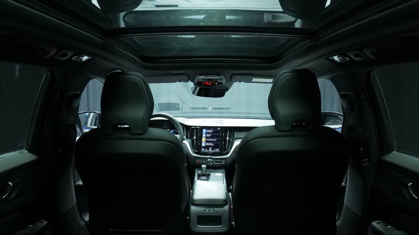 Esittelykuva Volvo XC60 kevythybridiautosta.