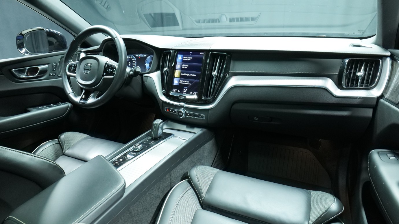 Esittelykuva Volvo XC60 kevythybridiautosta.