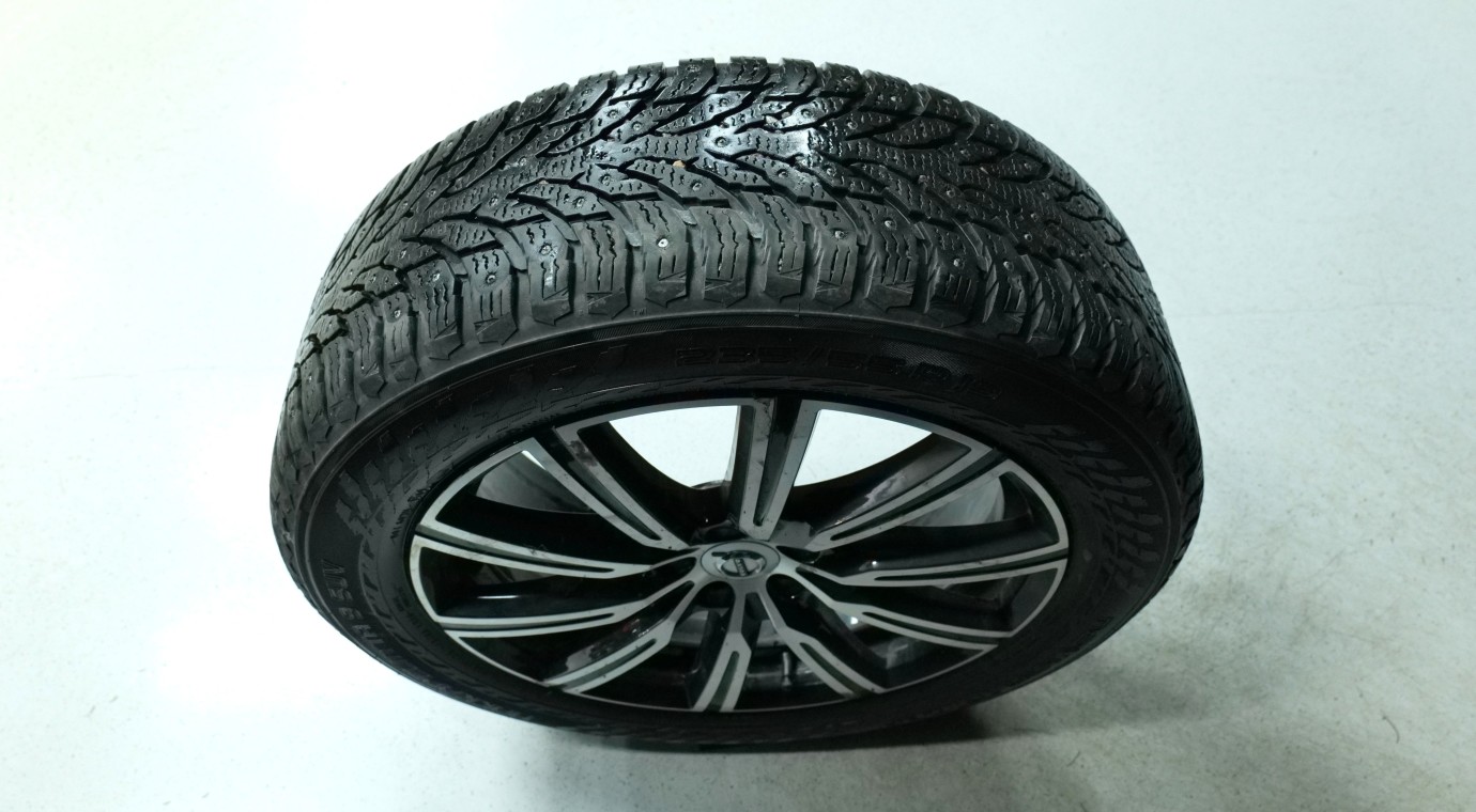 Esittelykuva Volvo XC60 kevythybridiautosta.