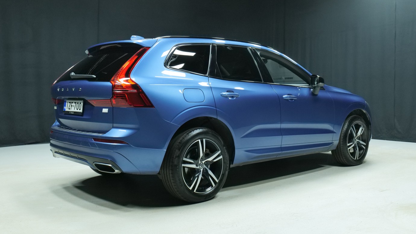 Esittelykuva Volvo XC60 kevythybridiautosta.