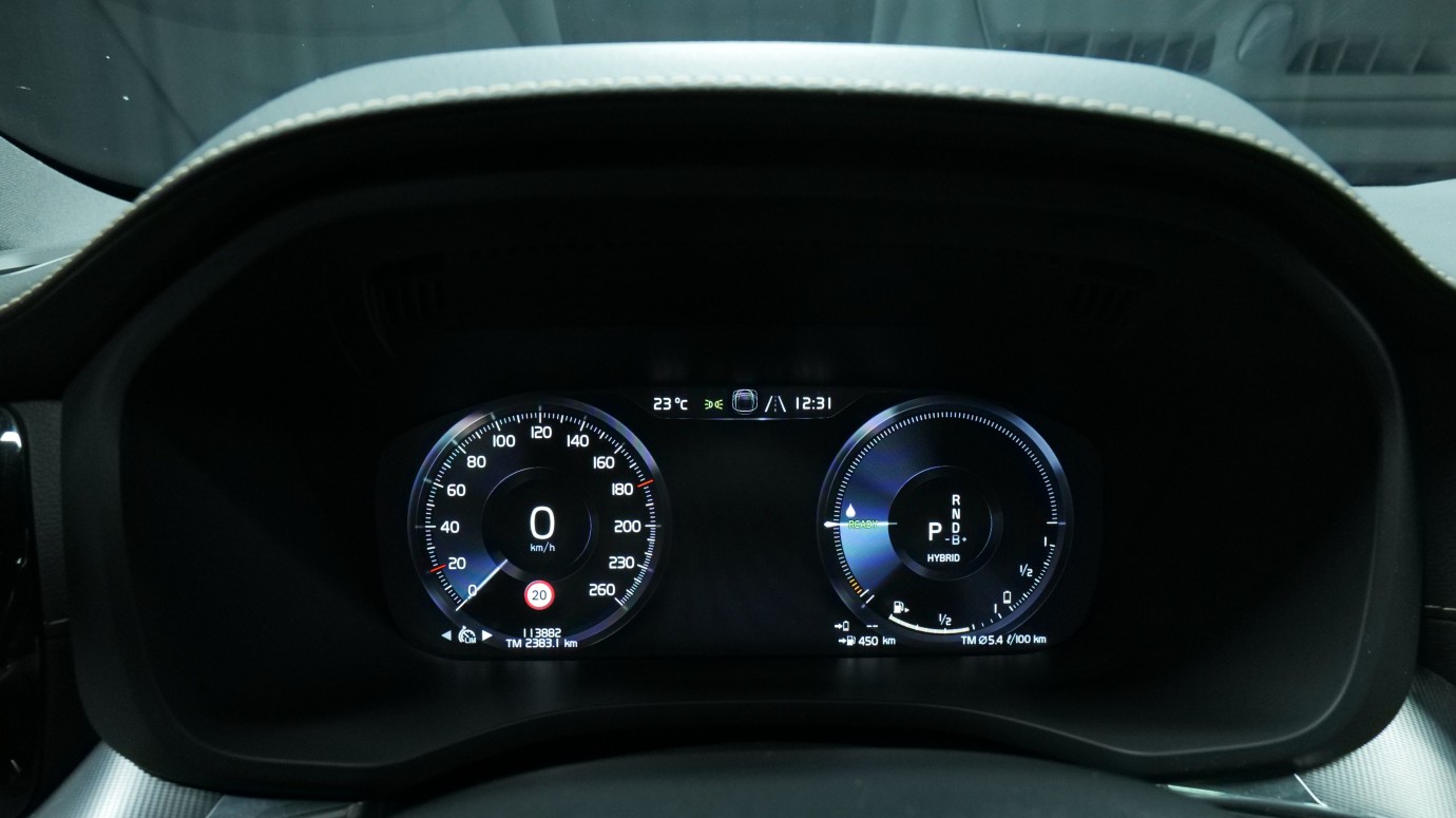Esittelykuva Volvo XC60 kevythybridiautosta.