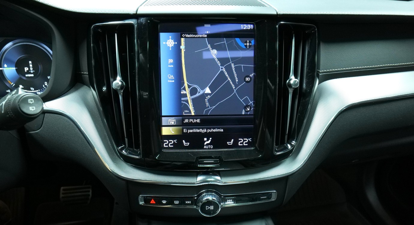 Esittelykuva Volvo XC60 kevythybridiautosta.