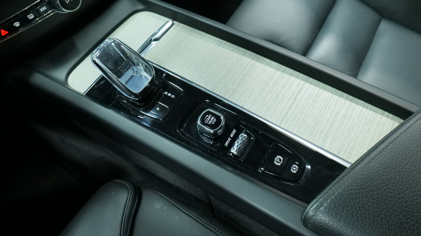 Esittelykuva Volvo XC60 kevythybridiautosta.