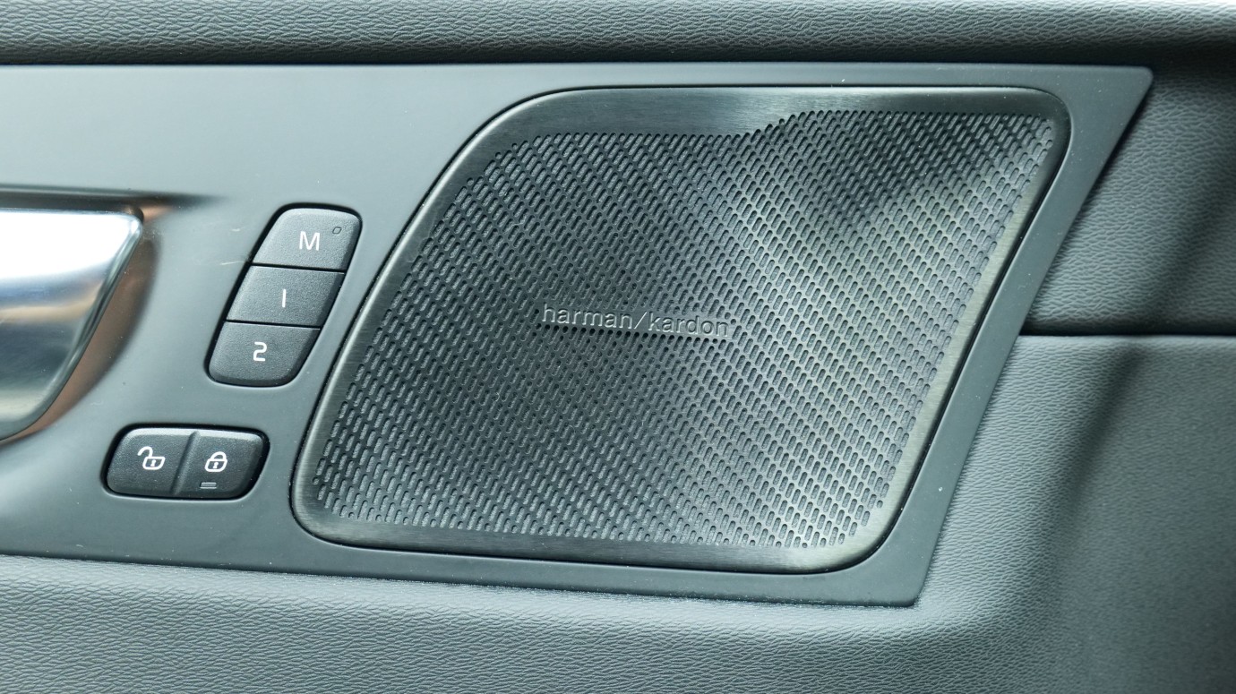 Esittelykuva Volvo XC60 kevythybridiautosta.
