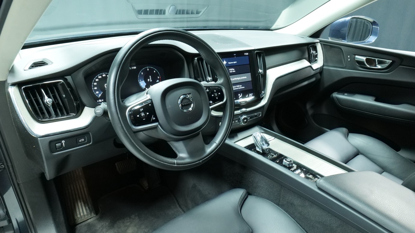 Esittelykuva Volvo XC60 kevythybridiautosta.