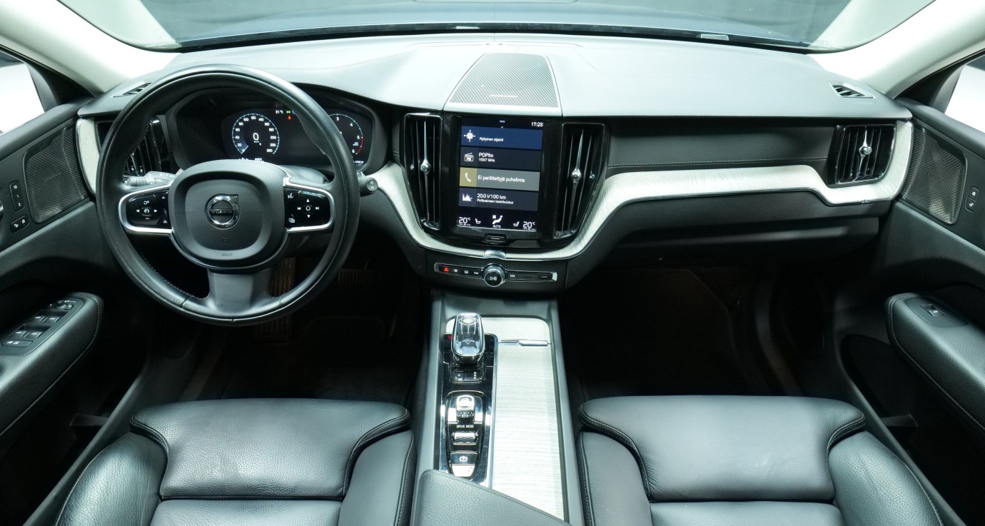 Esittelykuva Volvo XC60 kevythybridiautosta.