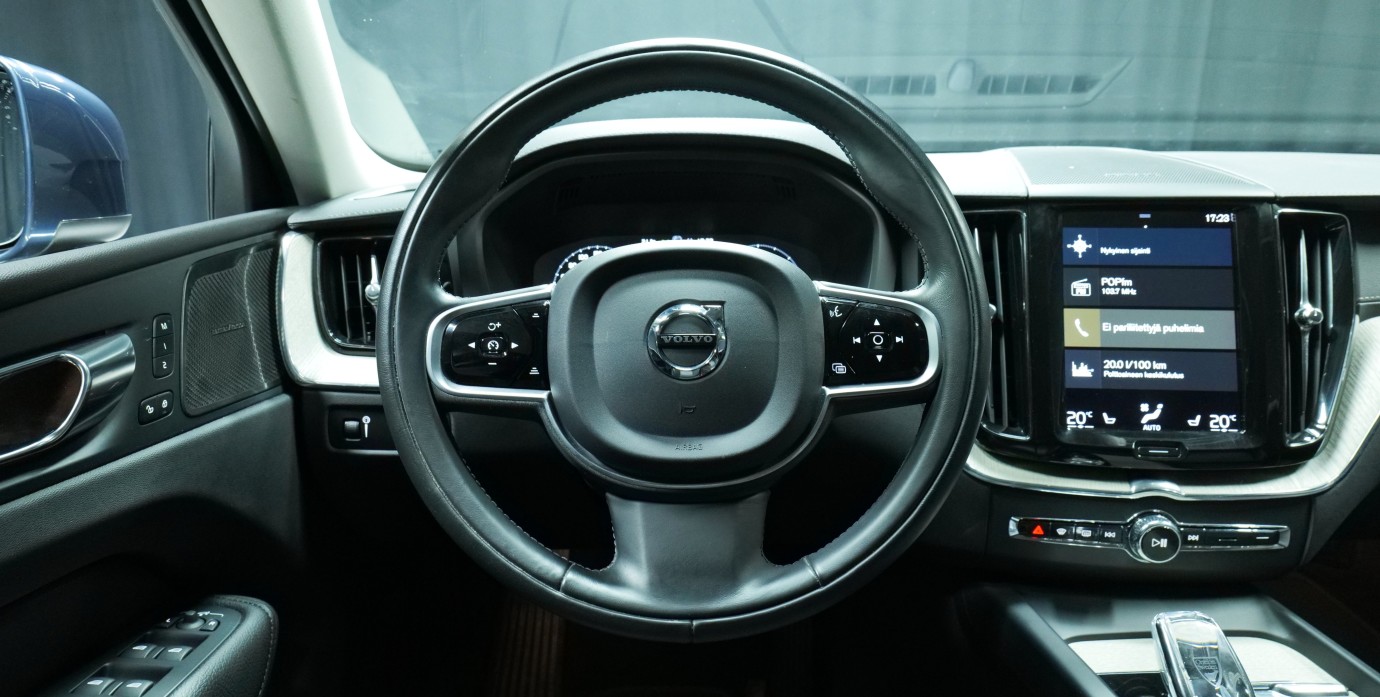 Esittelykuva Volvo XC60 kevythybridiautosta.