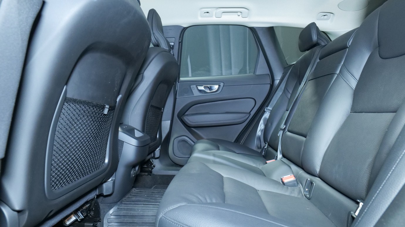 Esittelykuva Volvo XC60 kevythybridiautosta.