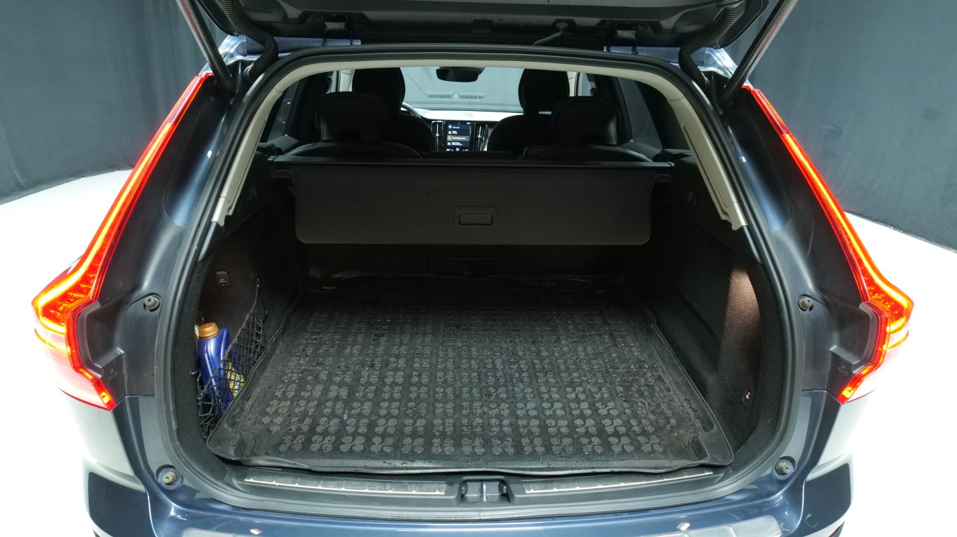 Esittelykuva Volvo XC60 kevythybridiautosta.