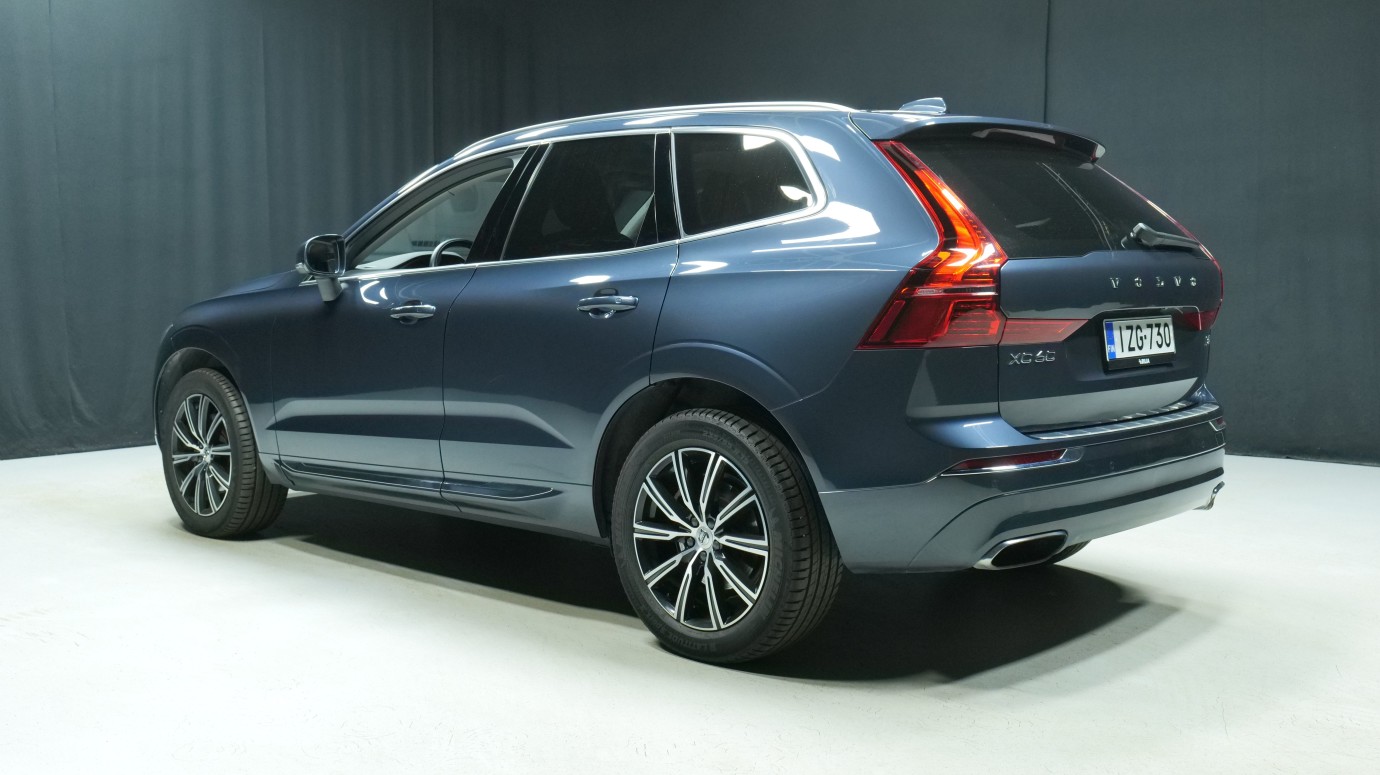 Esittelykuva Volvo XC60 kevythybridiautosta.