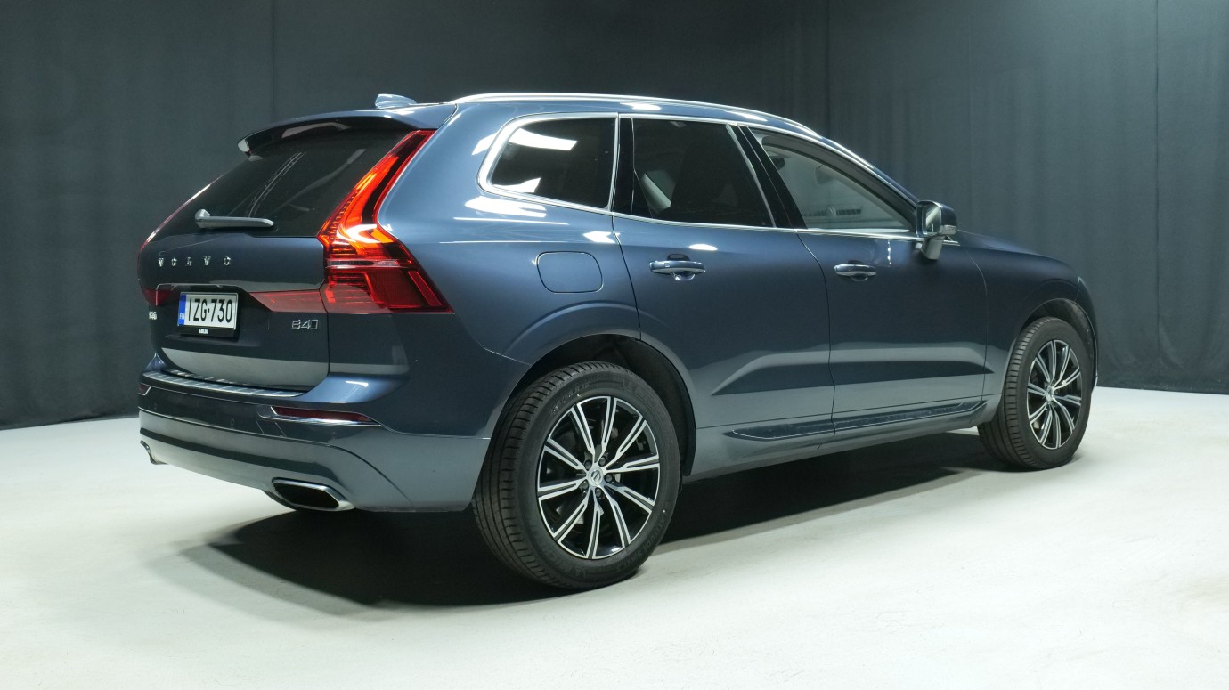Esittelykuva Volvo XC60 kevythybridiautosta.