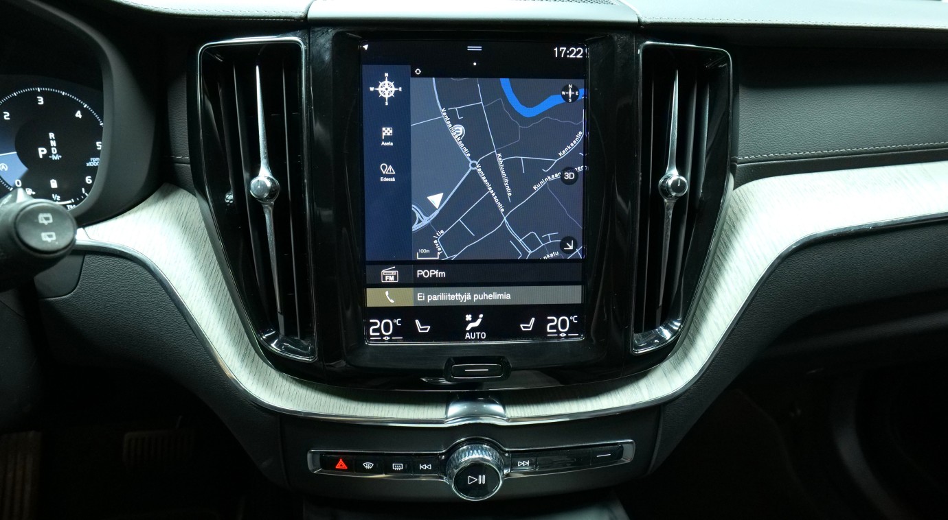 Esittelykuva Volvo XC60 kevythybridiautosta.