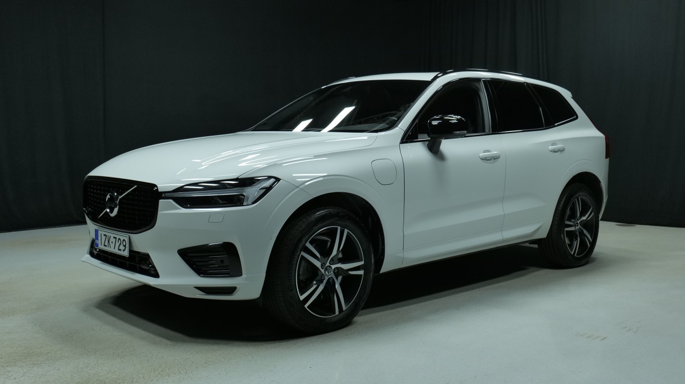 Esittelykuva Volvo XC60 kevythybridiautosta.