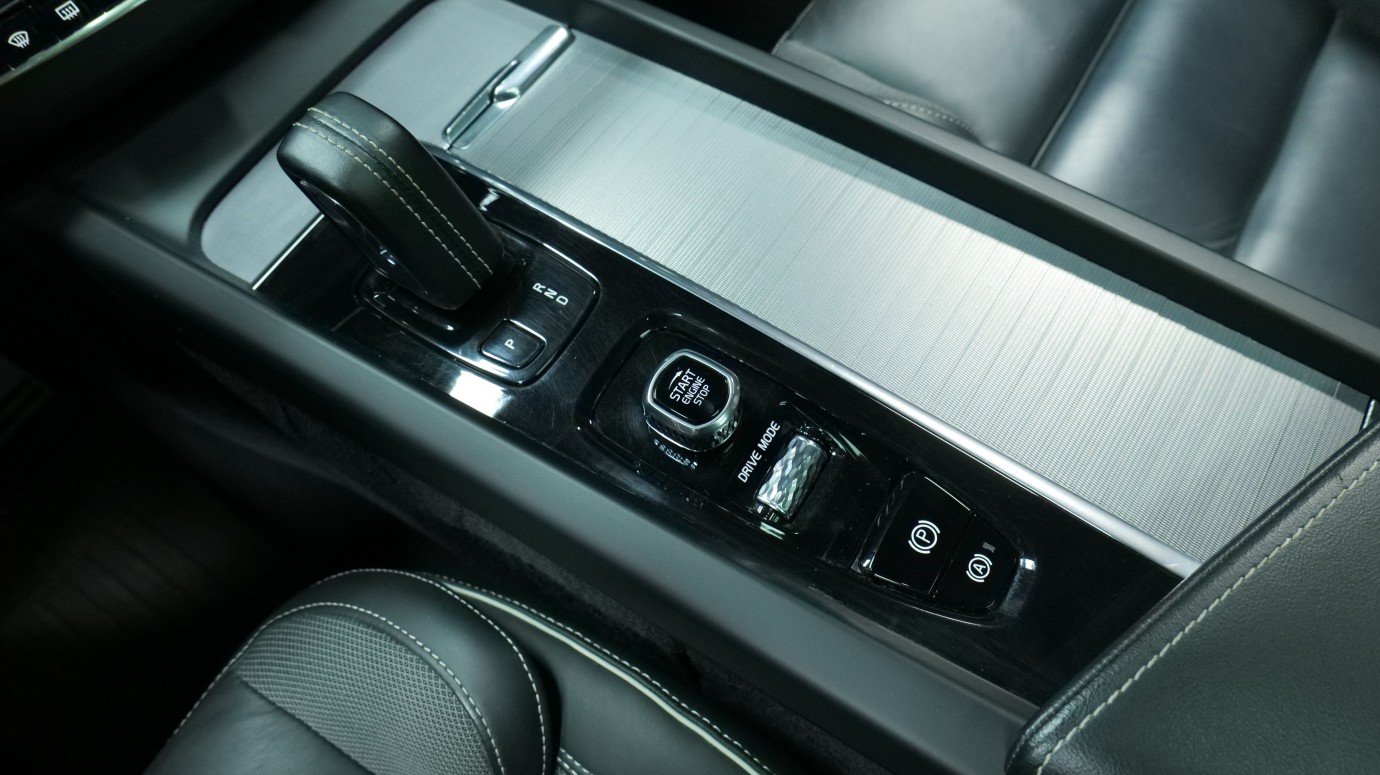 Esittelykuva Volvo XC60 kevythybridiautosta.