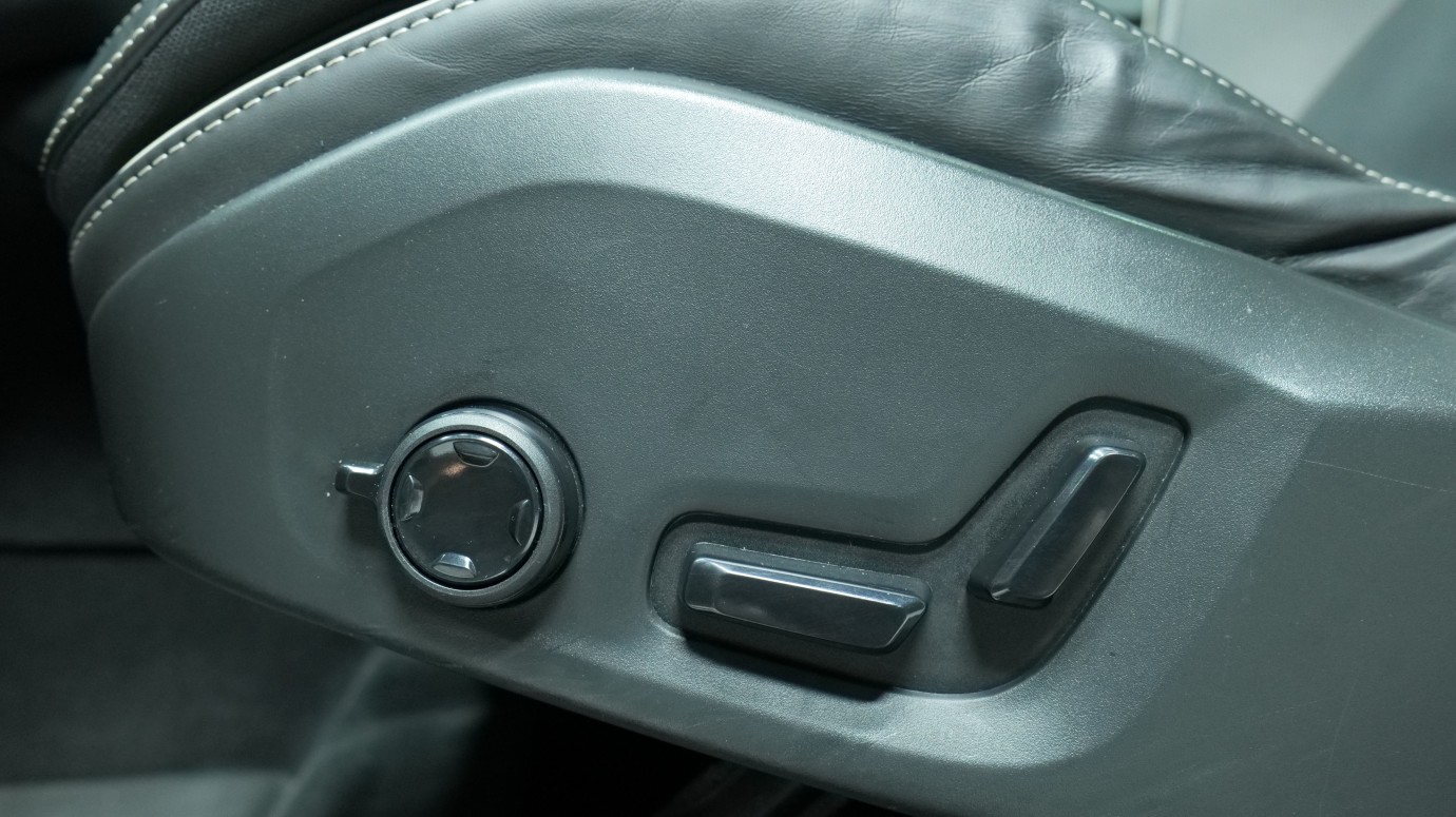 Esittelykuva Volvo XC60 kevythybridiautosta.