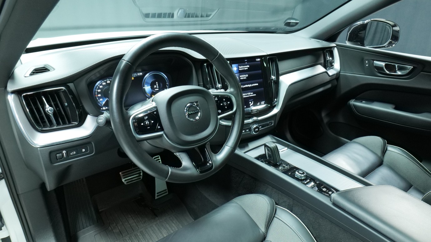 Esittelykuva Volvo XC60 kevythybridiautosta.
