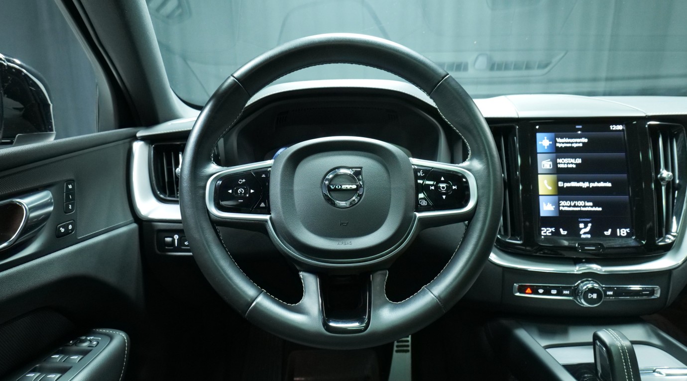Esittelykuva Volvo XC60 kevythybridiautosta.