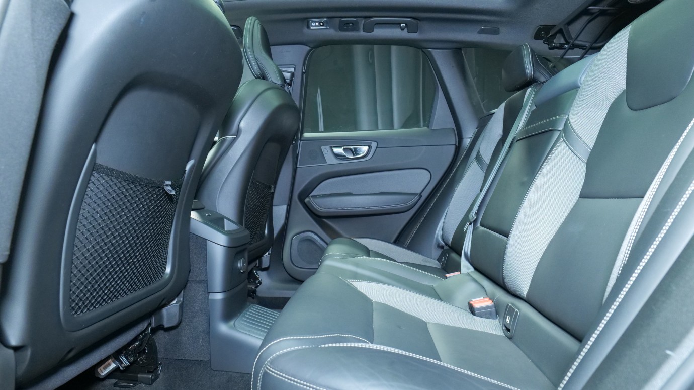 Esittelykuva Volvo XC60 kevythybridiautosta.