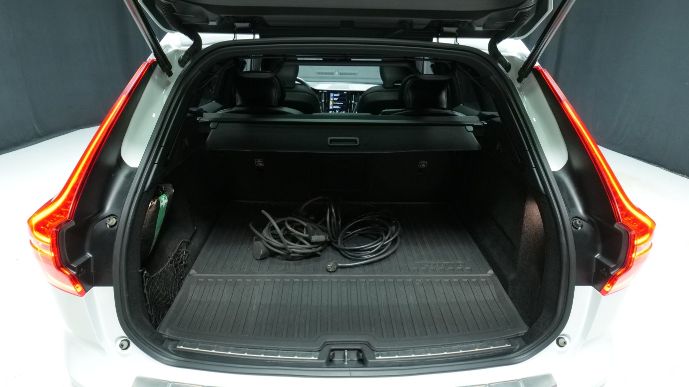 Esittelykuva Volvo XC60 kevythybridiautosta.