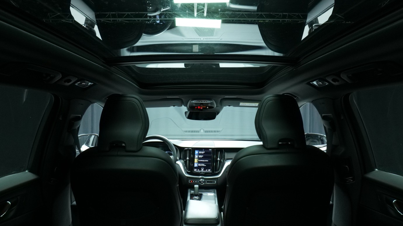 Esittelykuva Volvo XC60 kevythybridiautosta.