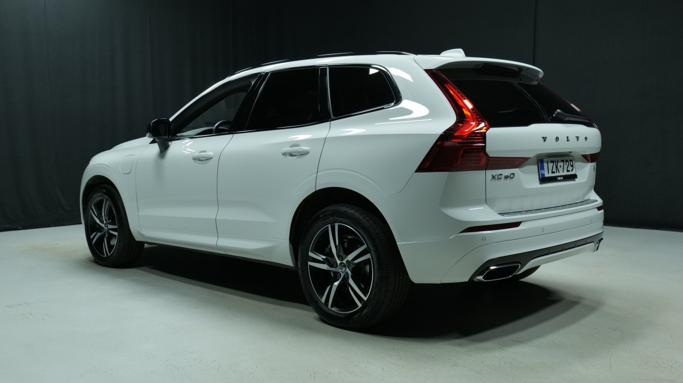 Esittelykuva Volvo XC60 kevythybridiautosta.