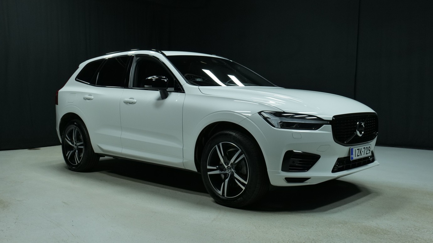 Esittelykuva Volvo XC60 kevythybridiautosta.