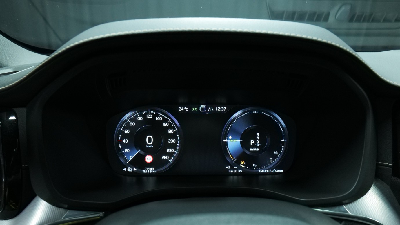Esittelykuva Volvo XC60 kevythybridiautosta.