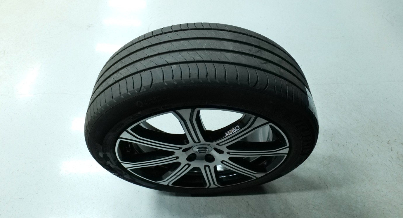 Esittelykuva Volvo XC60 kevythybridiautosta.