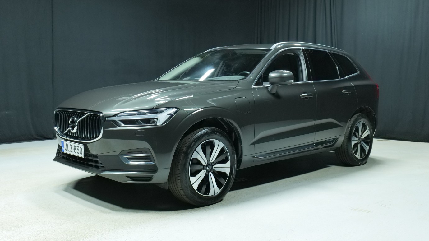 Esittelykuva Volvo XC60 kevythybridiautosta.