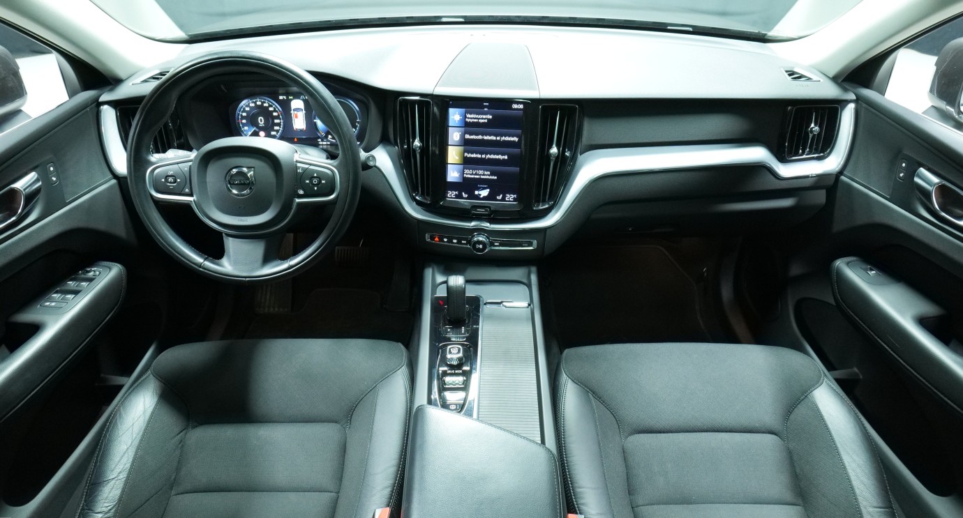 Esittelykuva Volvo XC60 kevythybridiautosta.