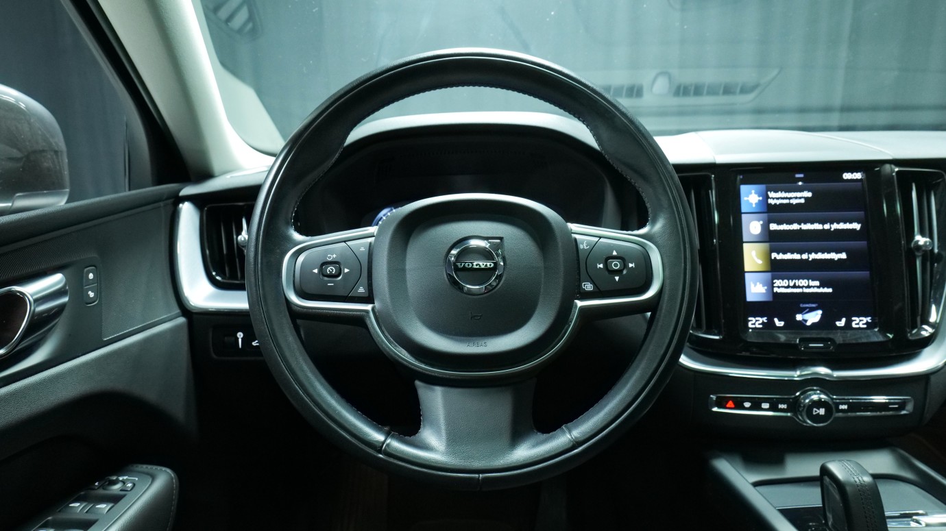 Esittelykuva Volvo XC60 kevythybridiautosta.